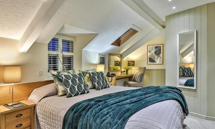 Classic Best King room is on the second floor. It has a UK king size bed (150cm wide and
200cm long) and an en suite with walk in shower. Smart Tv, N
